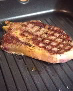 Рибай-стейк с картофельным пюре и сливочно-грибным соусом из сморчков