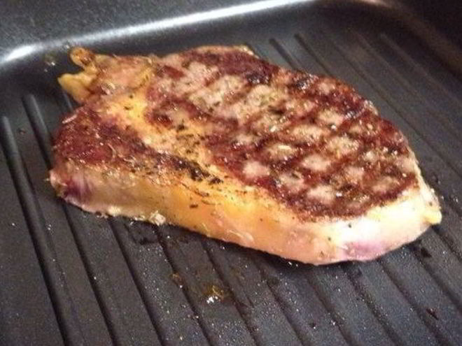 Рецепт рибая-стейка с картофельным пюре и сливочно-грибным соусом из сморчков