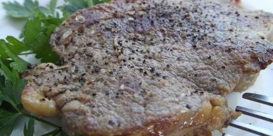 Сочный стейк из свинины