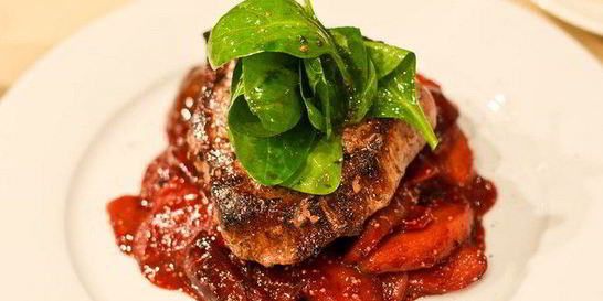 Стейк c инжиром и яблокам в винном соусе