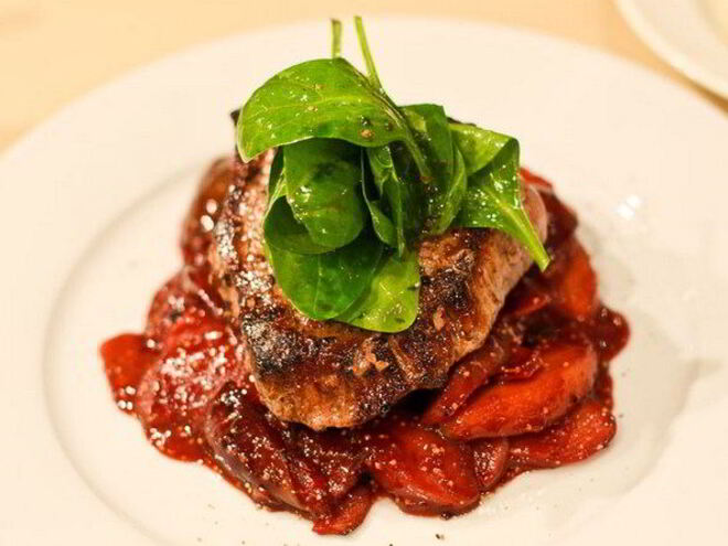 Рецепт стейка с инжиром и яблокам в винном соусе