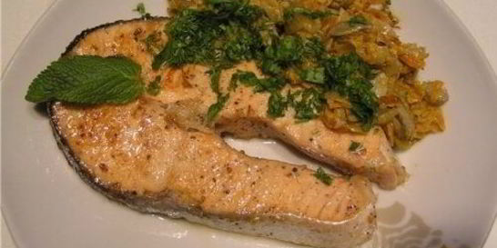 Стейк из форели на сковороде