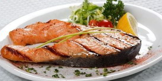 Стейк из форели на углях