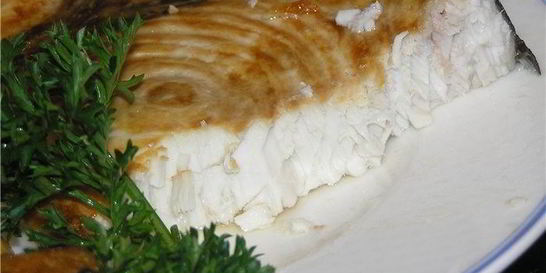 Стейк из голубой акулы, запеченный в фольге