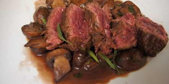 Стейк из говядины с грибным соусом