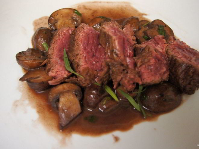 Рецепт стейка из говядины с грибным соусом