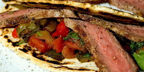 Стейк из говядины с овощами