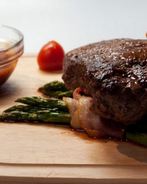 Стейк из говядины со спаржей