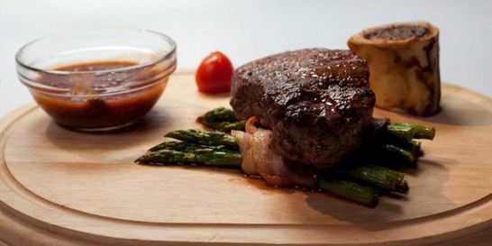 Стейк из говядины со спаржей