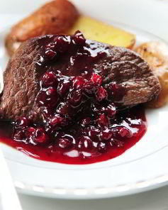 Стейк из оленины с клюквенным соусом