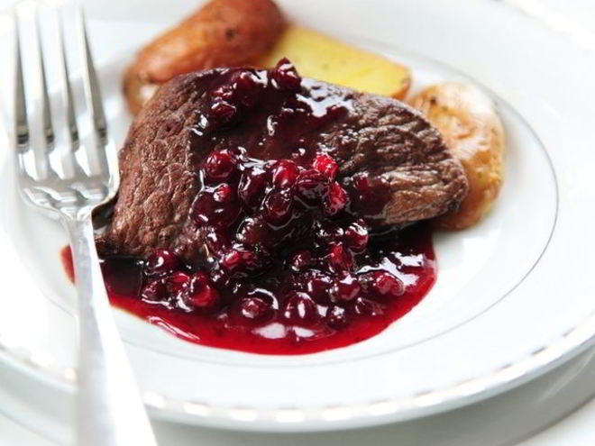 Рецепт стейка из оленины с клюквенным соусом