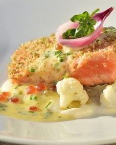 Стейк из семги на овощах