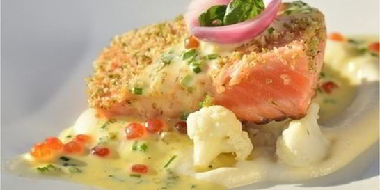 Стейк из семги на овощах