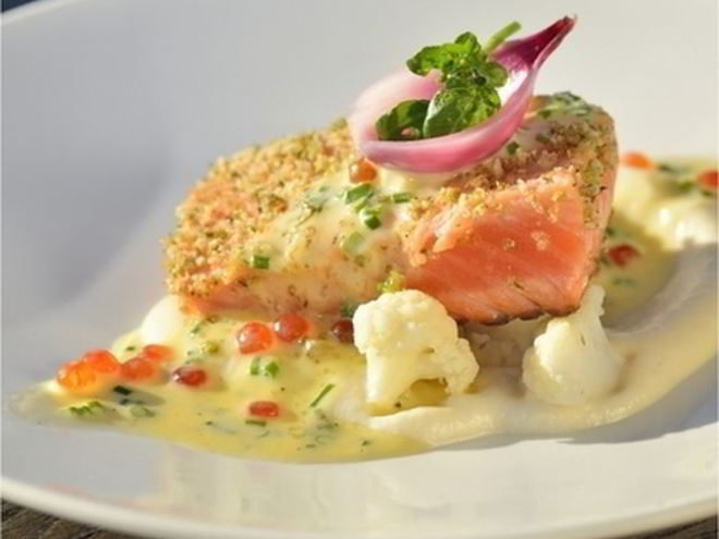 Рецепт стейка из семги на овощах