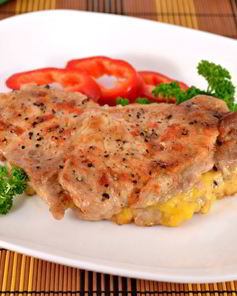 Стейк из свинины с сыром в микроволновке