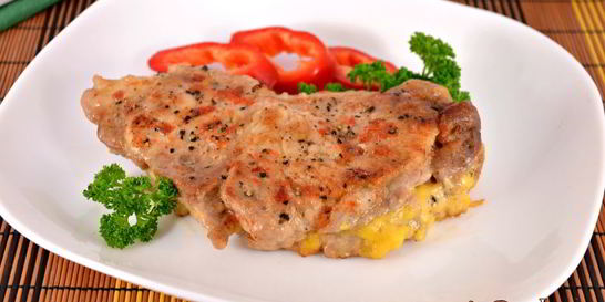 Стейк из свинины с сыром в микроволновке