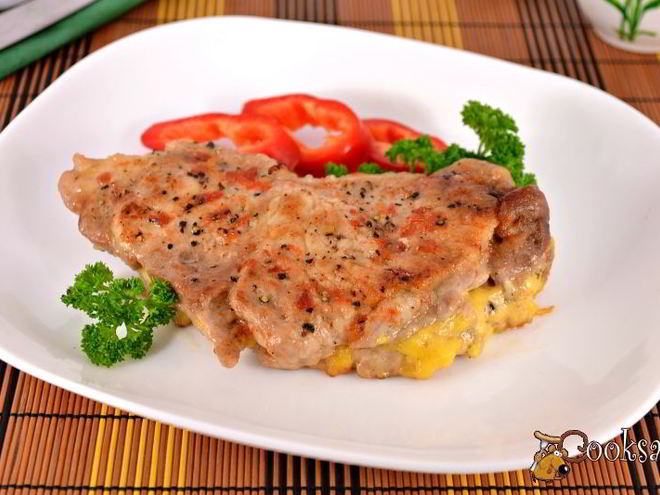 Рецепт стейка из свинины с сыром в микроволновке