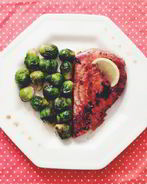 Стейк из тунца с гарниром из брюссельской капусты