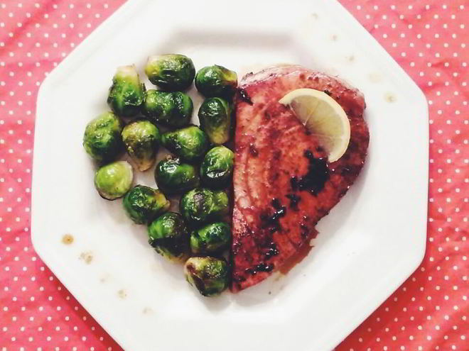 Рецепт стейка из тунца с гарниром из брюссельской капусты