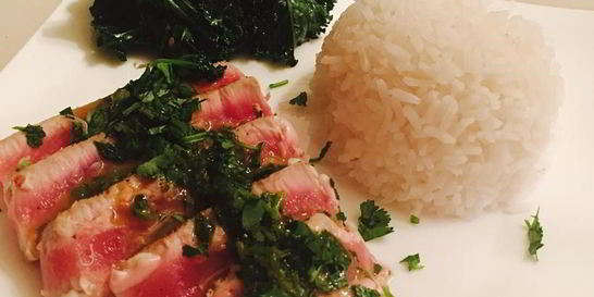 Стейк из тунца с масляным соусом васаби