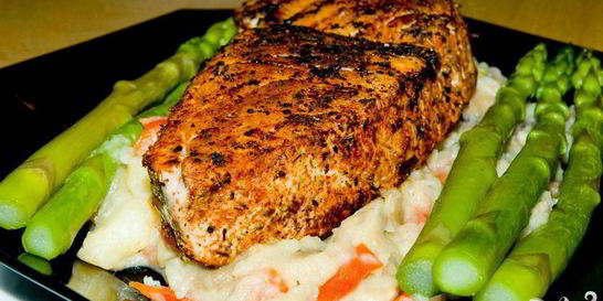 Стейк из тунца со спаржей