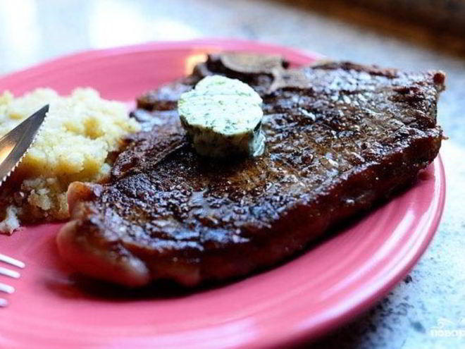 Рецепт стейка на кости с зеленым маслом