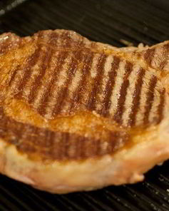 Стейк на сковороде-гриль