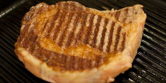 Стейк на сковороде-гриль