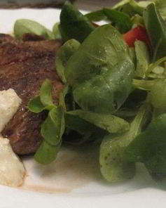 Стейк, перечный соус и мюсли салат