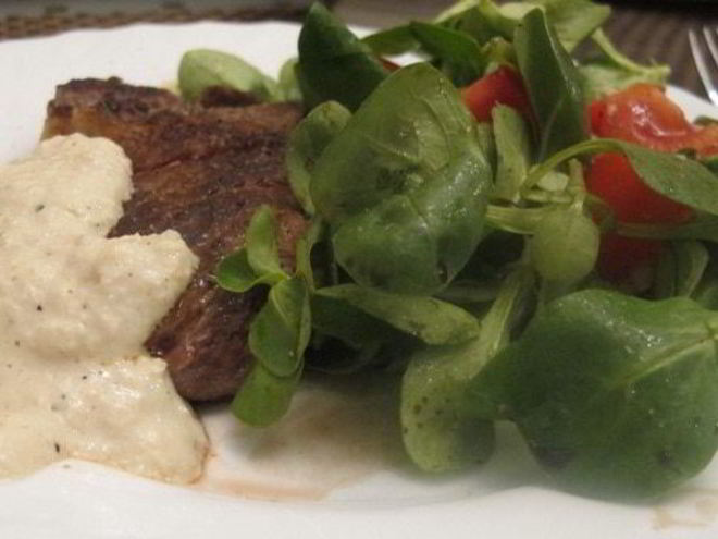 Рецепт стейка, перечного соуса и мюсли салат