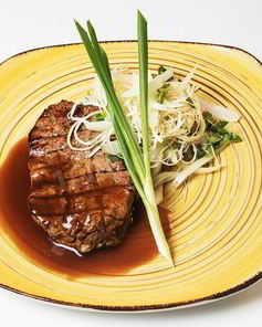 Стейк рибай с соусом демиглас