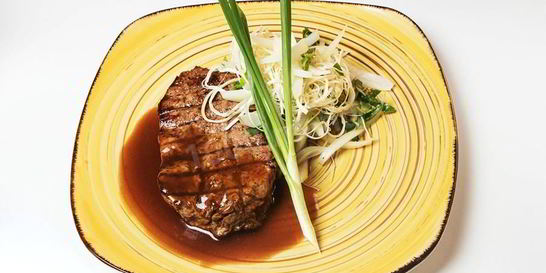 Стейк рибай с соусом демиглас