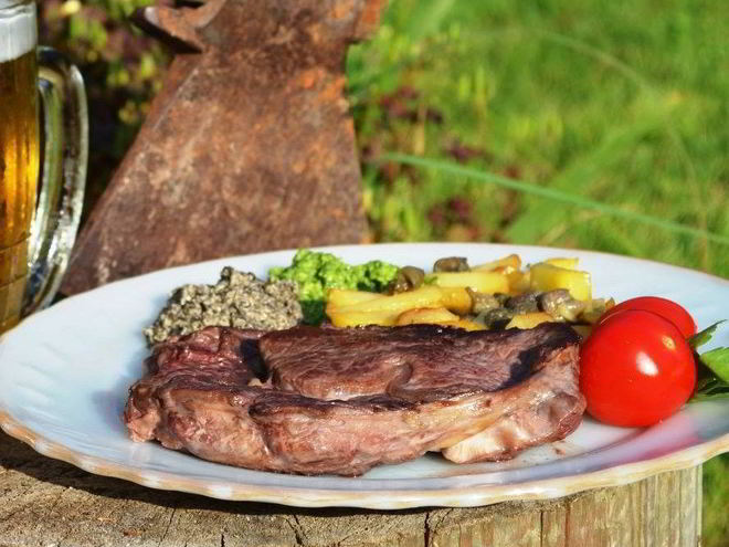 Рецепт стейка с базиликом и оливковым тапенадом