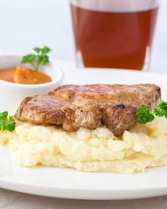 Стейк с фруктовым чатни и пюре