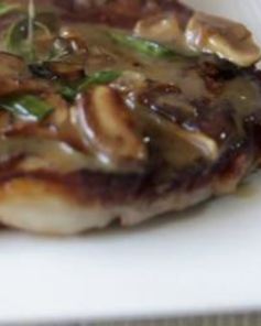 Стейк с грибным соусом