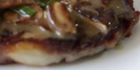 Стейк с грибным соусом