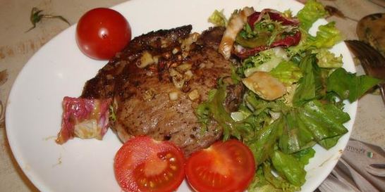 Стейк с салатом микс