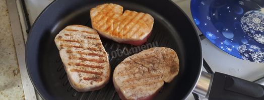 стейк тунца на сковородке гриль. Шаг 2