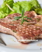 Стейк в маринаде из розмарина и чеснока