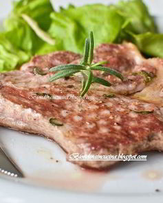 Стейк в маринаде из розмарина и чеснока