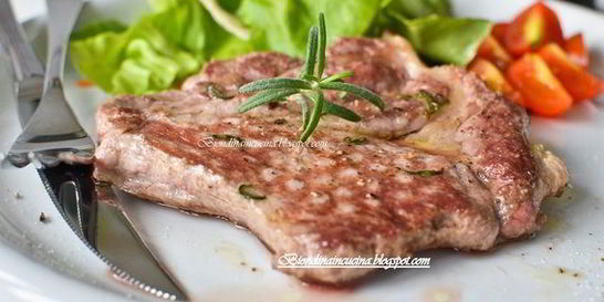 Стейк в маринаде из розмарина и чеснока