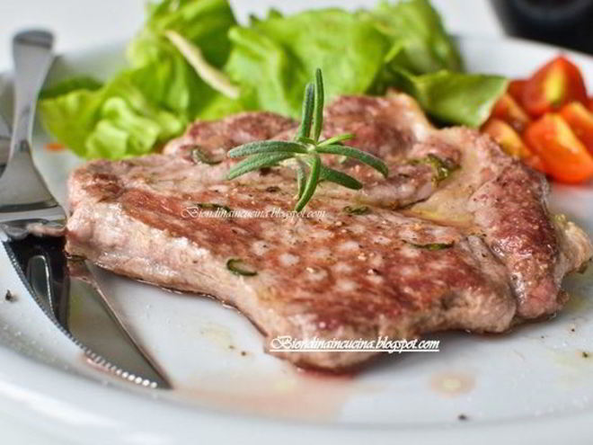 Рецепт стейка в маринаде из розмарина и чеснока