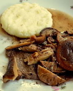 Стейк в соусе из грибов шиитаке