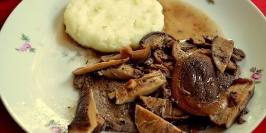 Стейк в соусе из грибов шиитаке