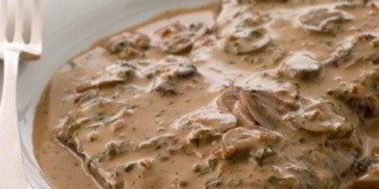 Стейки из говядины под грибным соусом с голубым сыром