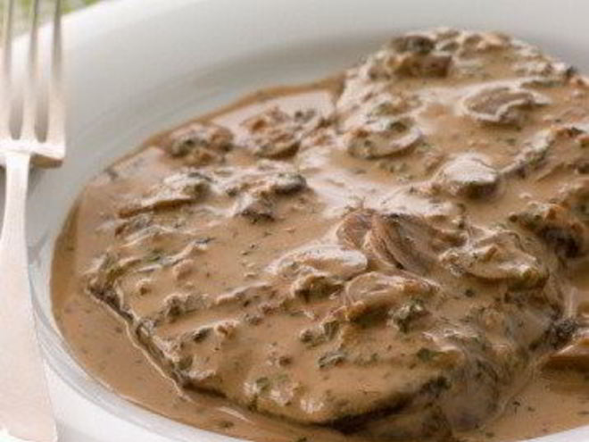 Рецепт стейков из говядины под грибным соусом с голубым сыром