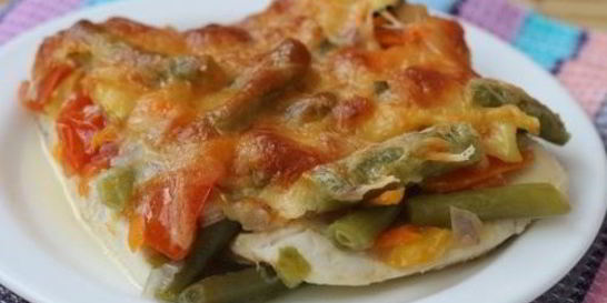 Стейки из куриного филе с овощами под сыром
