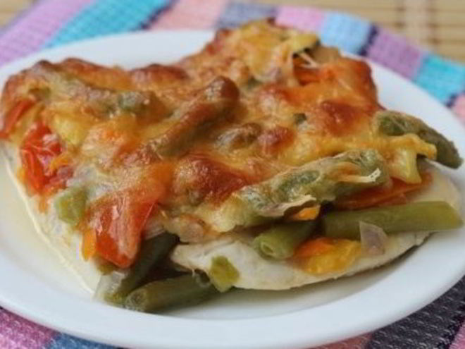 Рецепт стейков из куриного филе с овощами под сыром