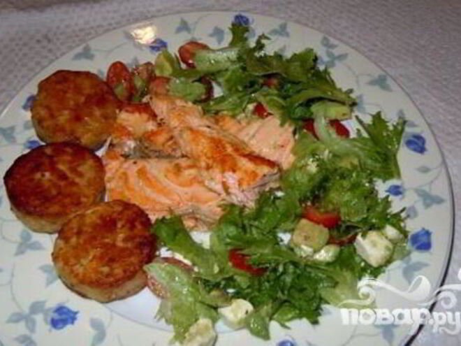 Рецепт стейков из семги, маринованные в дижонской горчице с зеленым салатом