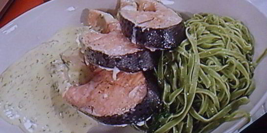 Стейки лосося на зеленых тальятелле под щавелевым соусом